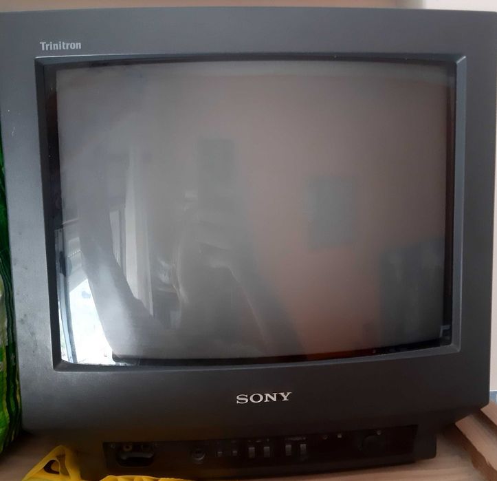 Vendo tv pequena sony trinitron a funcionar