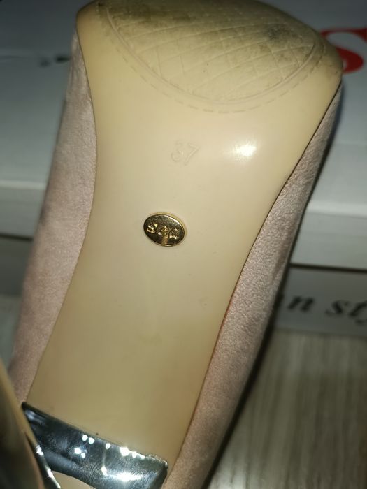 Sprzedam buty na srebrnej szpilce