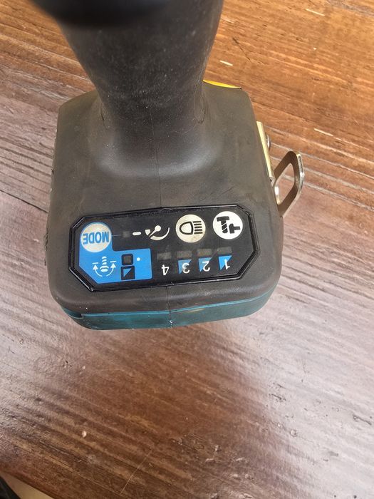 Akumulatorowy klucz udarowy Makita DTW 300, 2x 18V-5,0Ah, ładowarka