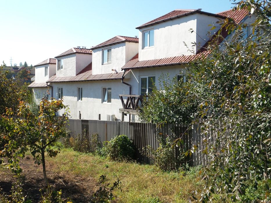 Продам багатоквартирний будинок в с.Хотів
