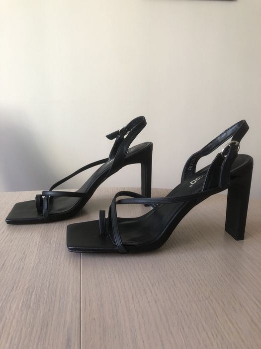 Nowe sandałki na słupku r.40