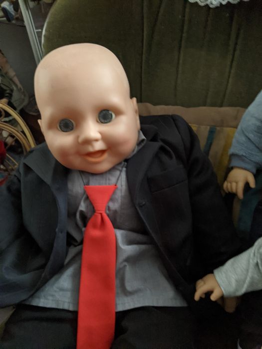 Gigantyczny chłopak i dwaj miejsi  koledzy do sprzedania