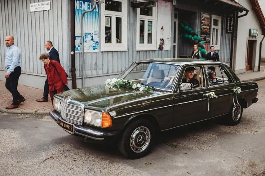Samochód Mercedes W123 do ślubu