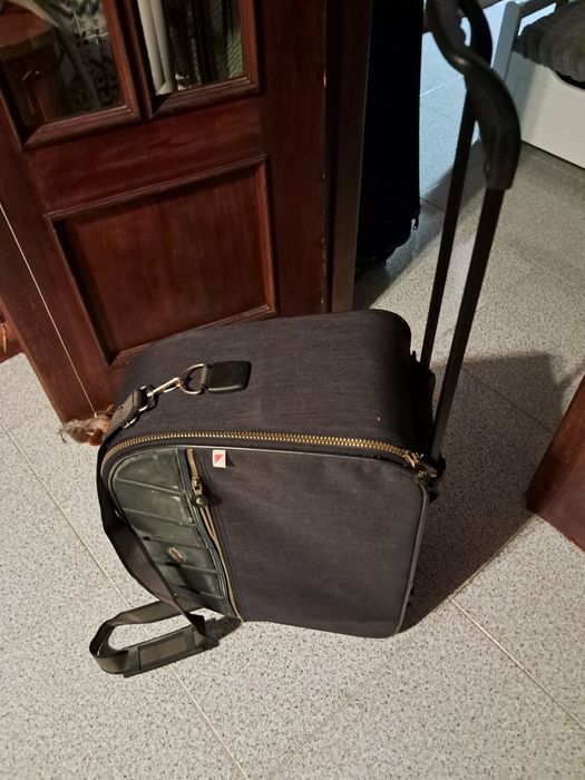 Mala de viagem  com trolley mas dá para usar de tiracolo