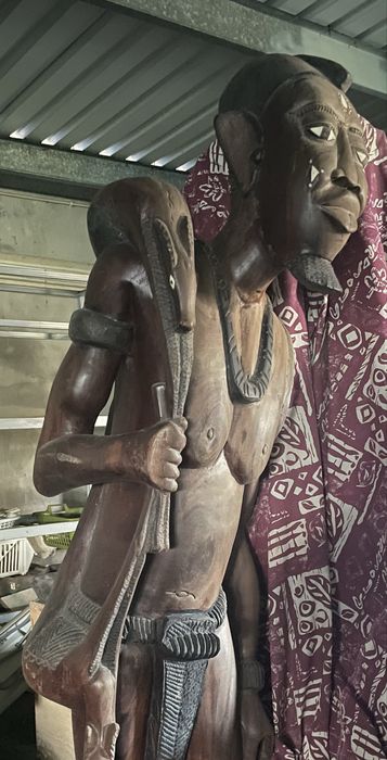 Esculturas africanas em madeira maciça