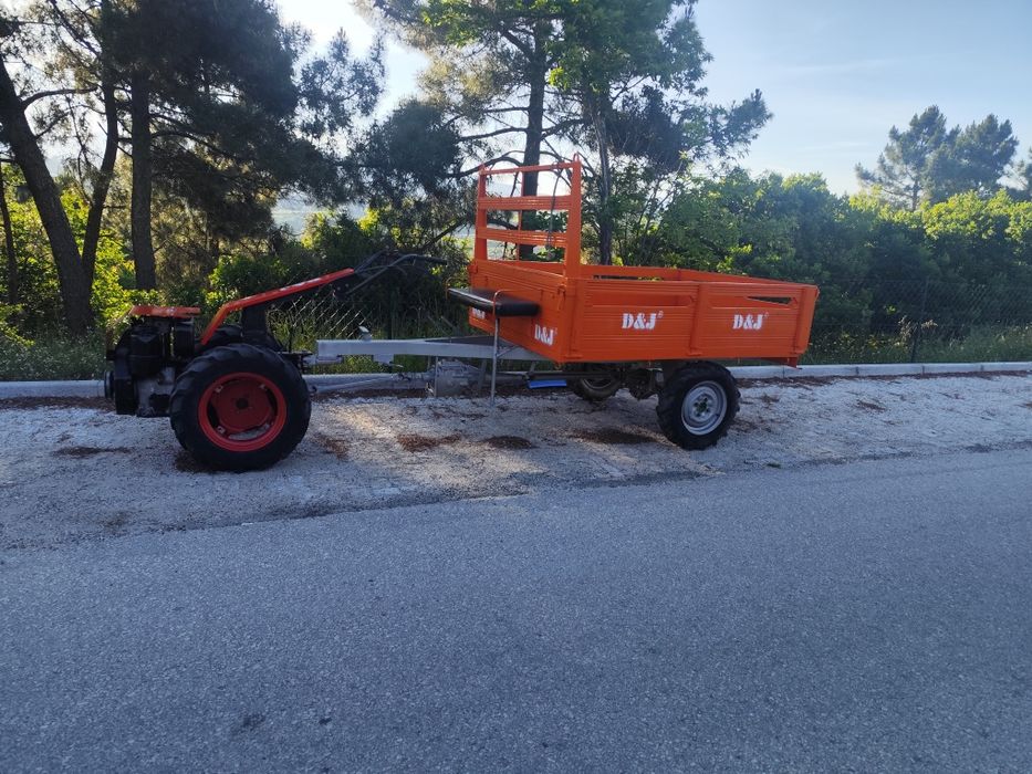 Trator 4x4 Lombardini 14 CV com atrelado