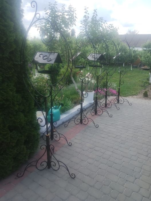 Кована годівничка ручна робота.