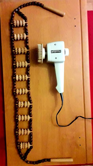 Электромассажер Бодрость и роликовый деревянный массажер.