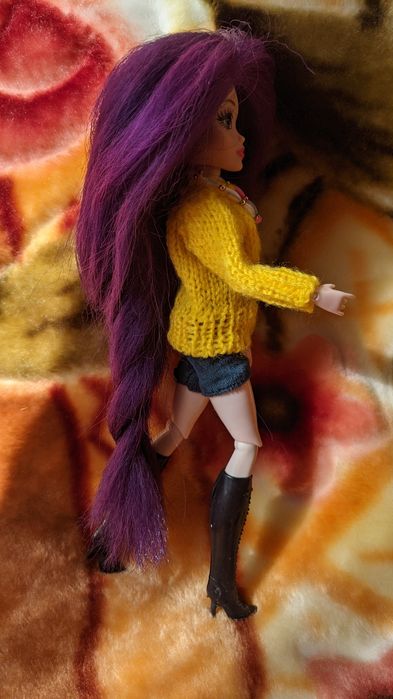 Шарнирна лялька із одягом та взуттям