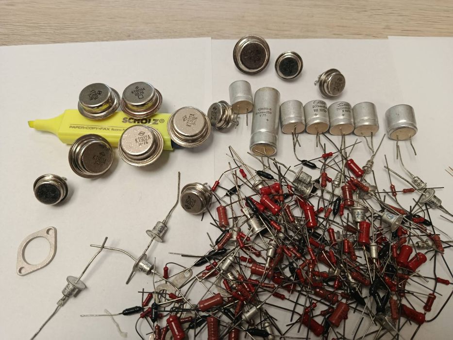 Радиодетали времён СССР транзисторы и конденсаторы