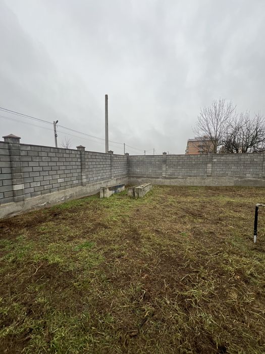 Продаю участок в центре Великодолинское.