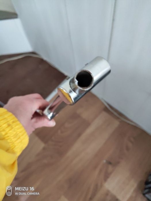 карниз из полированной нержавейки для угловой ванны