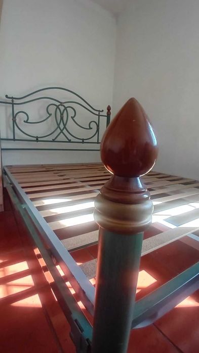 Cama de casal (140 x 190 cm) com colchão