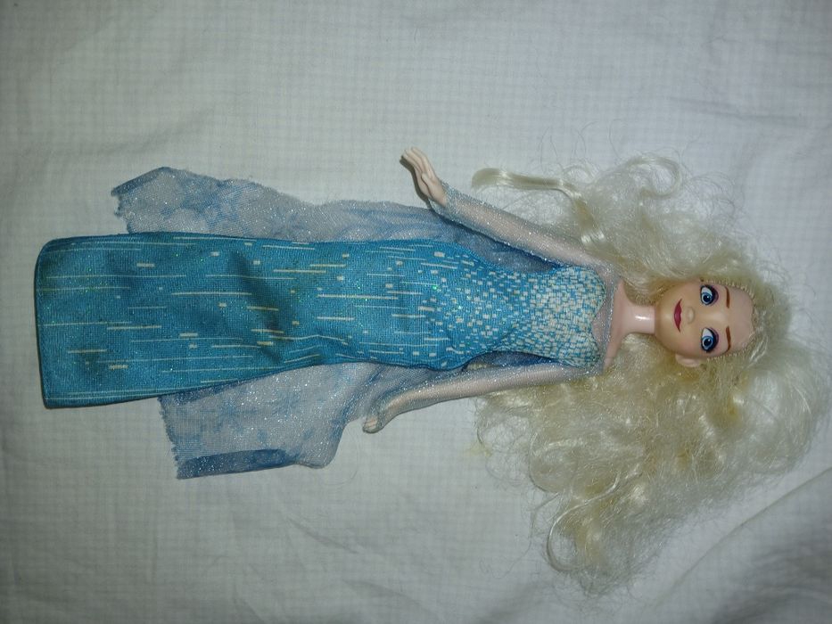 Bonecas barbie e frozen em bom estado