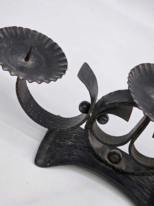 Kuty świecznik na 4 świece – klasyczna metaloplastyka