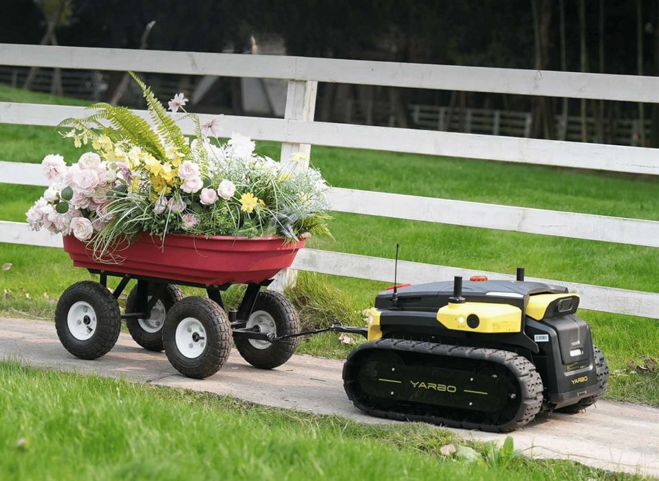 Wielofunkcyjny robot YARBO z modułem koszącym na gąsienicach