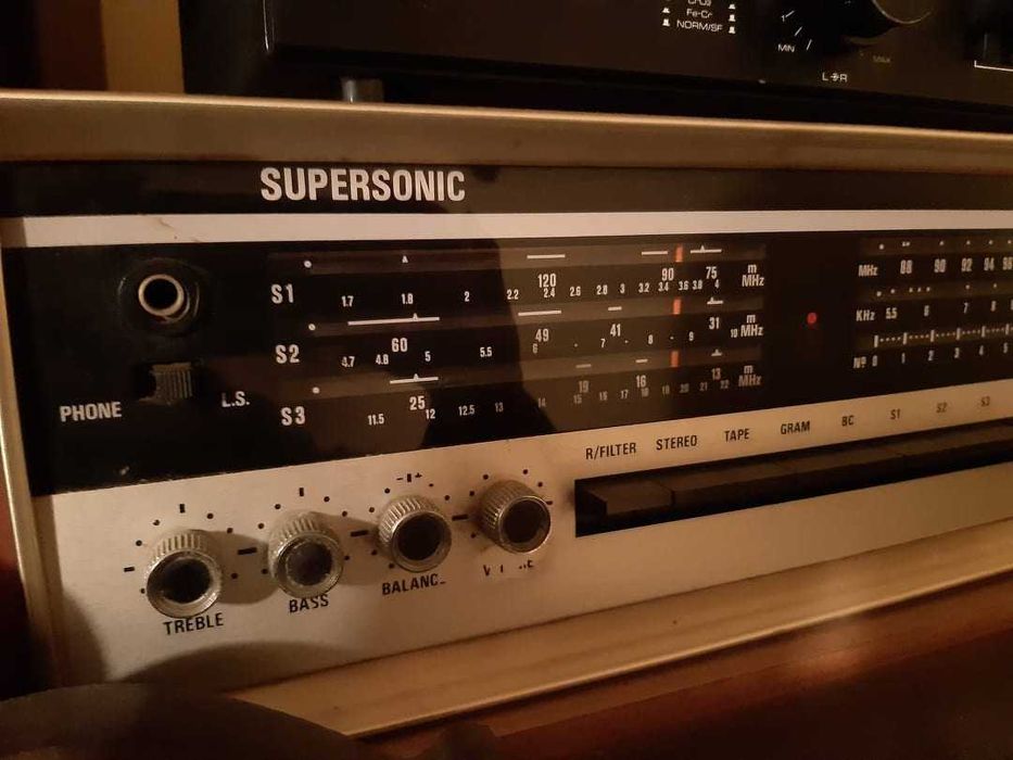 Radio e Colunas Supersonic
