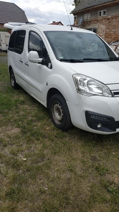 Citroen Berlingo z podjazdem dla niepełnosprawnych