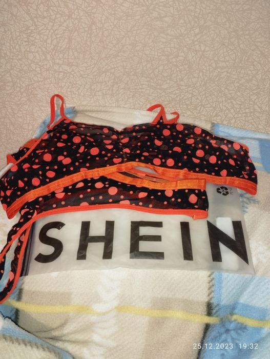 Комплект яркий(топ+стринги)