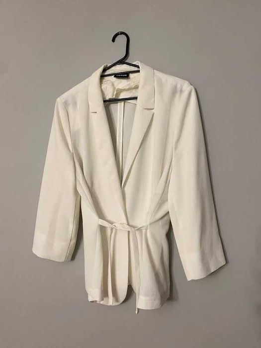 Biała elegancka marynarka, żakiet Taifun