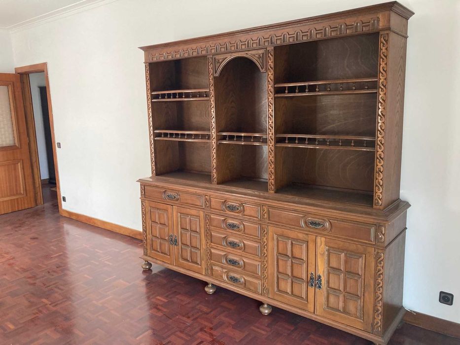 Móvel de Sala / Louceiro em Madeira Maciça com Muita Arrumação