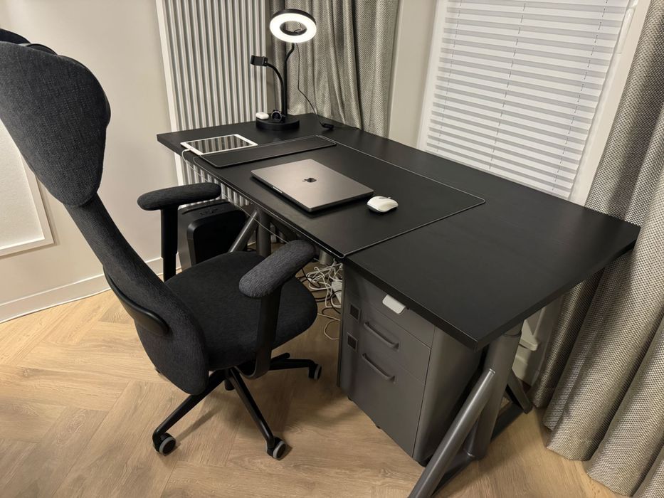 Profesjonalne stanowisko do pracy – IKEA IDÅSEN + GRÖNFJÄLL + 2x LG 27" 4K