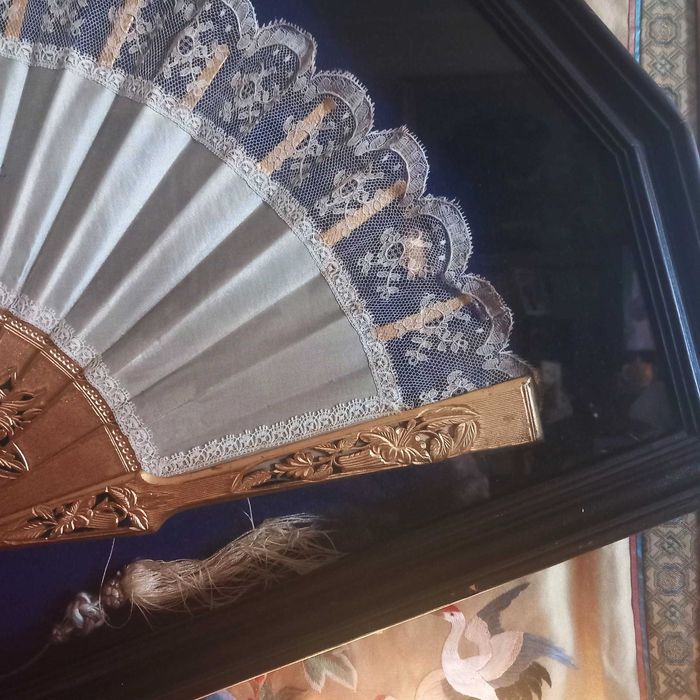 Bonito e Antigo Leque com Moldura, peça em Madeira Folhado a Ouro,