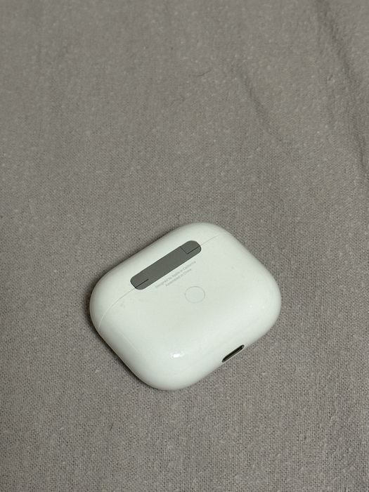 Оригінальний кейс для AirPods 3