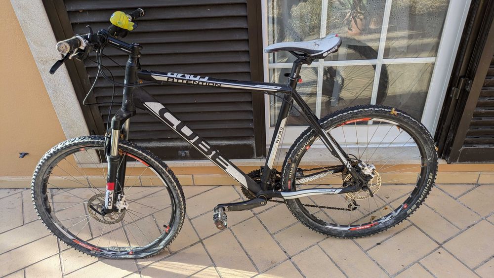Bicicleta BTT CUBE
