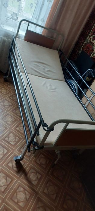 Функціональне 2-х секційне ліжко на коліщатах