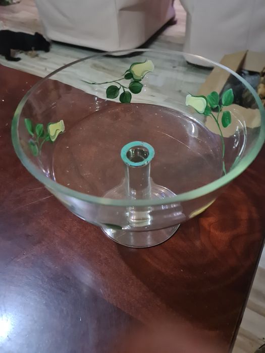 Szklana patera na nodze, malowane róże