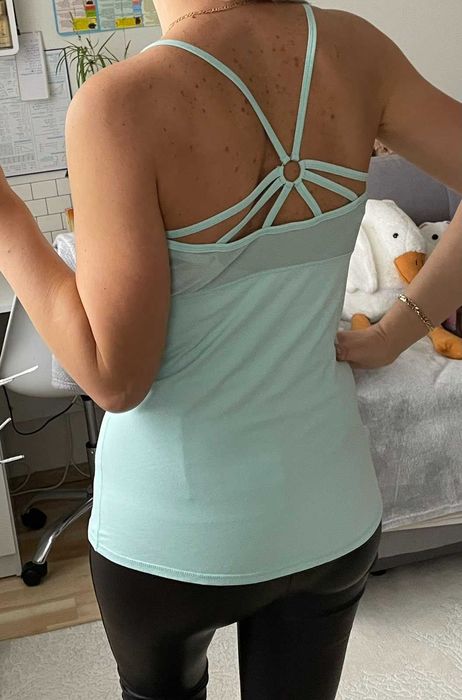 Damski sportowy top na ramiączkach rozmiar S-M