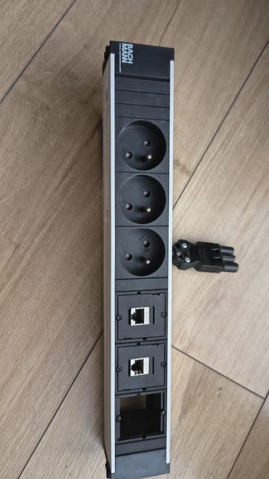 Puszka do systemu POWER FRAME z 3 gniazdami zasilania. Puszka z 3 gnia