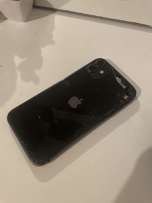 Iphone 11 128gb esta partido atras mas funciona perfeita  mente esta com 99% de bateria mudei recentemente.