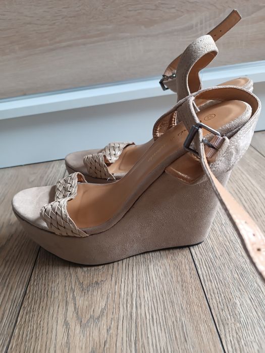 Brązowe wysokie koturny