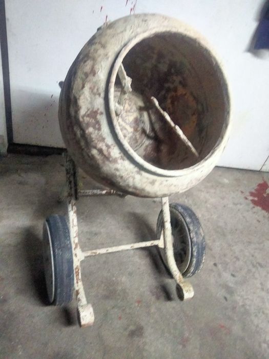 Vendo betoneira carro mão