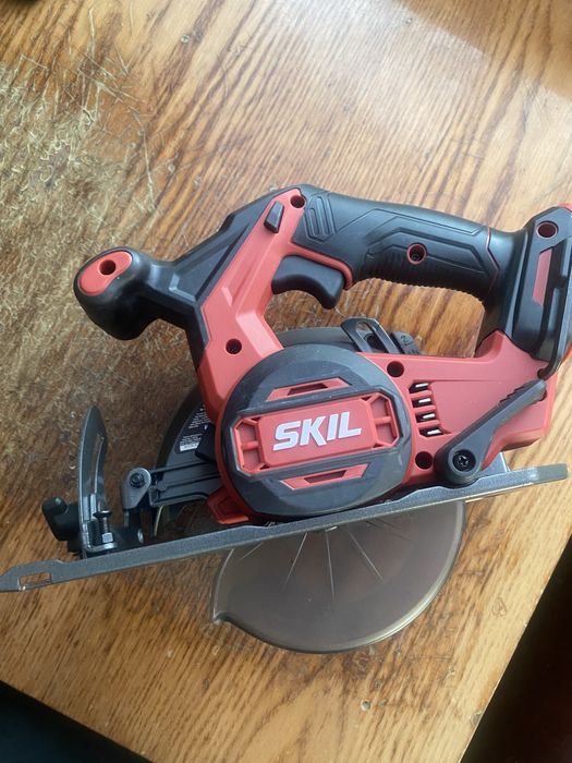 Продам інструмент одна одиниця 3000к гр без батареї і зарядного