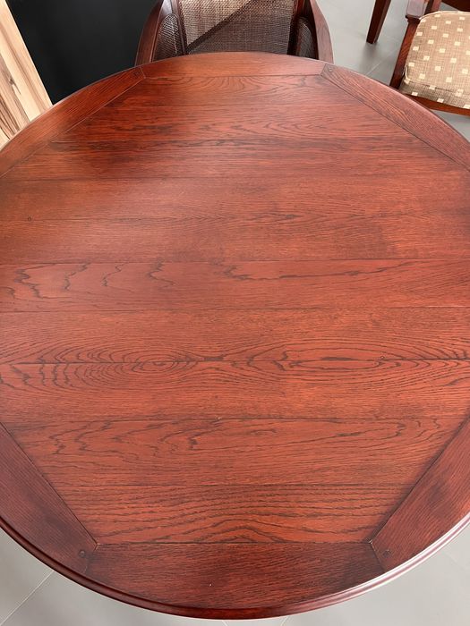 Stół okrągły dębowy z miękkimi fotelami