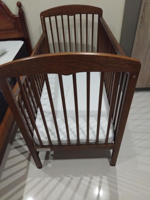 Vendo cama de madeira com grades e colchão