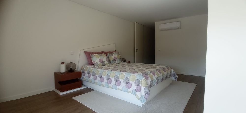 Cama de casal + mesas de cabeceira