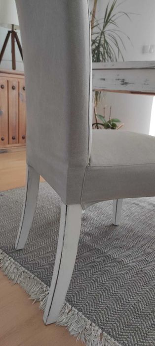 Conjunto de mesa extensível e 6 cadeiras estofadas