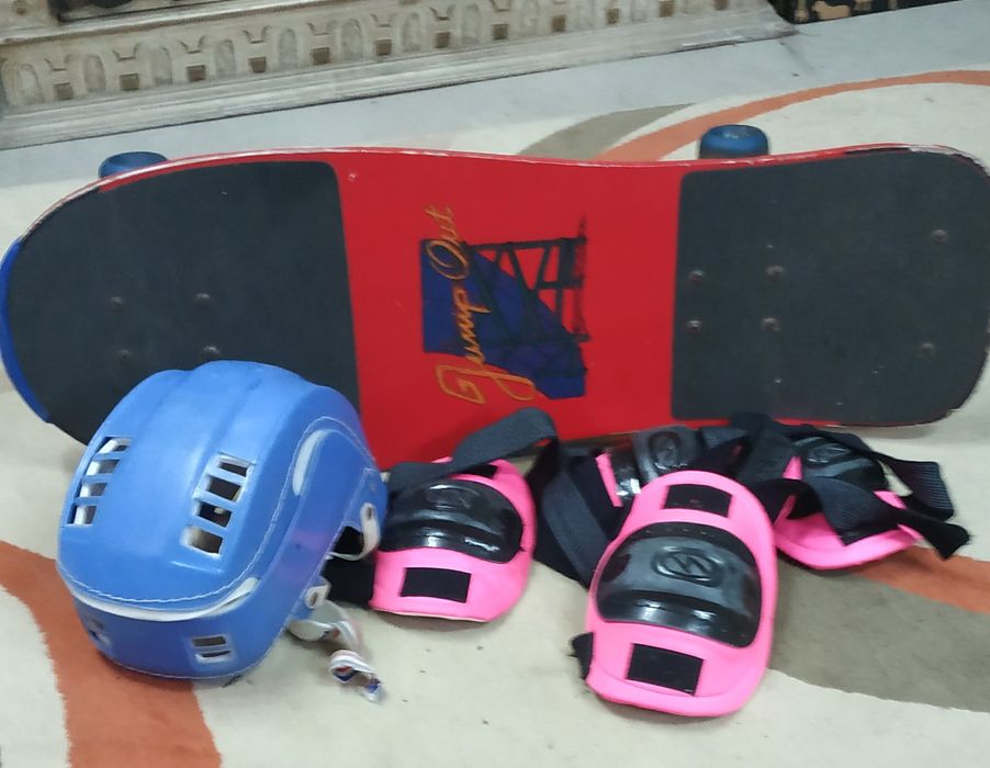 Skate completo com capacete e joalheiras