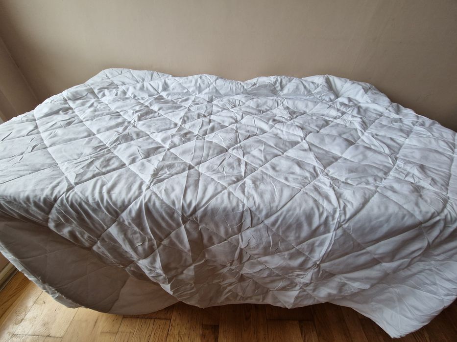 Prześcieradło białe na gumkach.