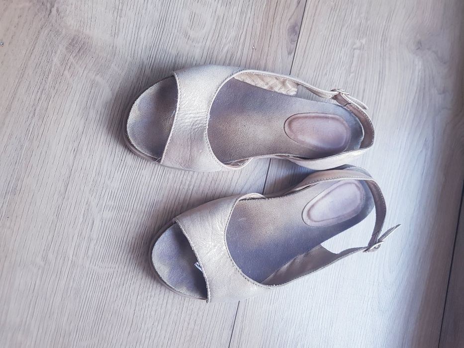 Skórzane sandały damskie z skórzaną wkładka marki Lasocki rozmiar 38