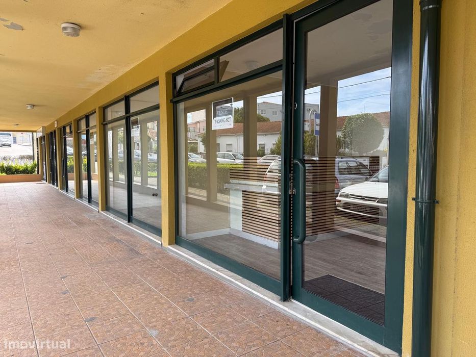 Espaço comercial, Canelas (Rechousa)