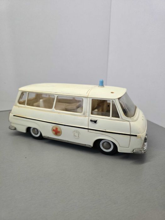 Stara zabawka samochód Skoda 1203 karetka antyk okres PRL.