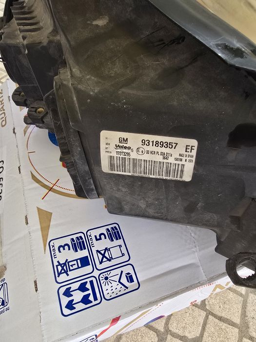 Farol esquerdo / Opel Corsa D