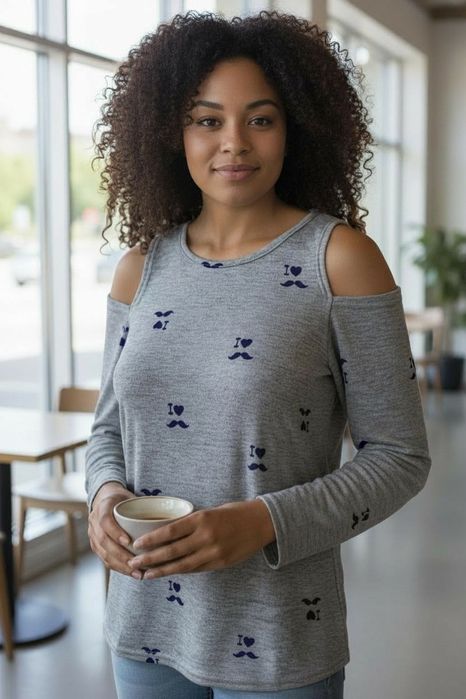 Szara bluzka damska z wycięciami - granatowy wzór serduszka L/XL