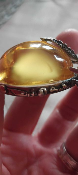 Bursztynowa zawieszka ze srebrnym.smokiem