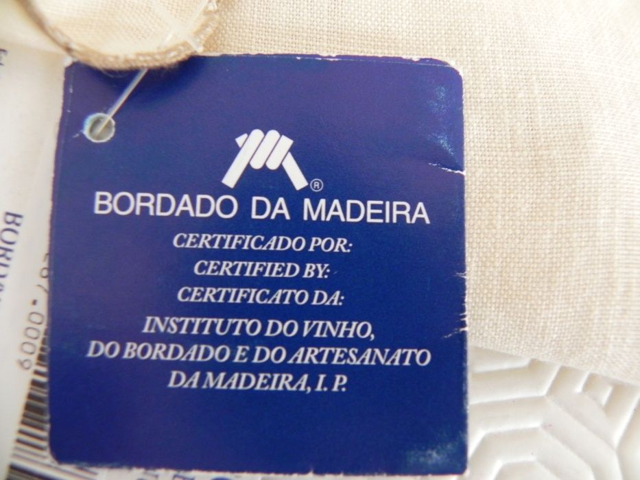 Naperon em bordado madeira